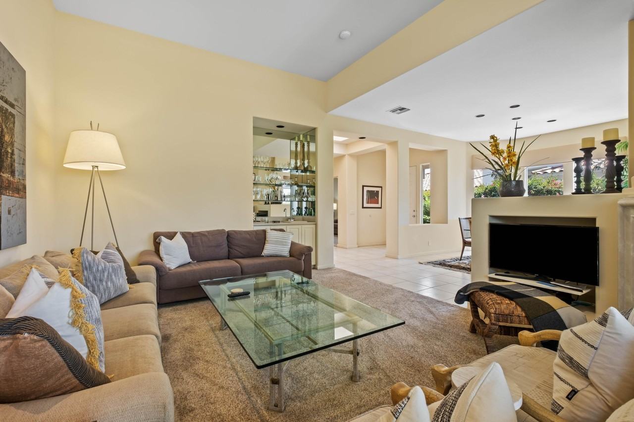 461 Desert Holly Dr - Photo 4 of 27