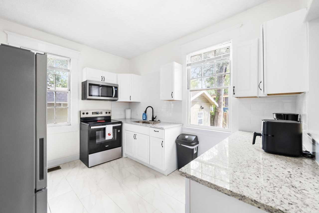 W 10th St - Photo 4 of 18