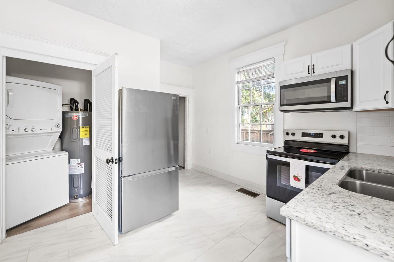 W 10th St - Photo 5 of 18