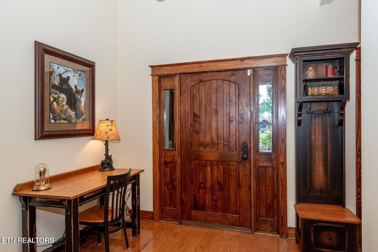 211 Bishops Cap Cir - Photo 3 of 19