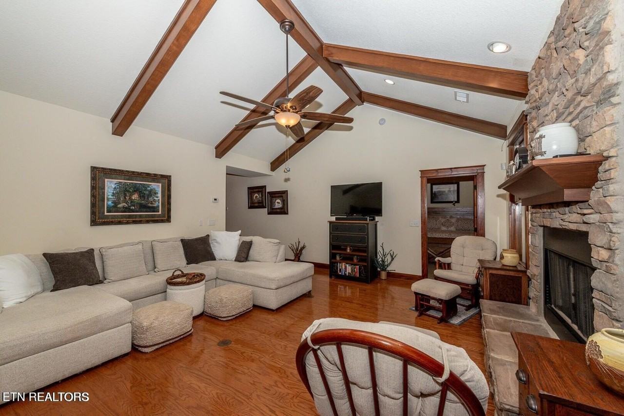 211 Bishops Cap Cir - Photo 7 of 19