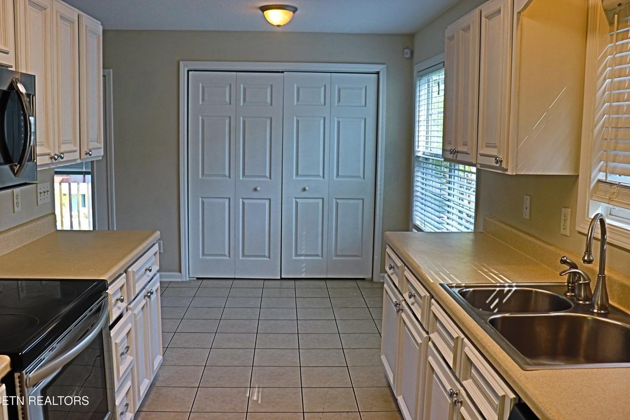 1427 Lantana Ln - Photo 3 of 26