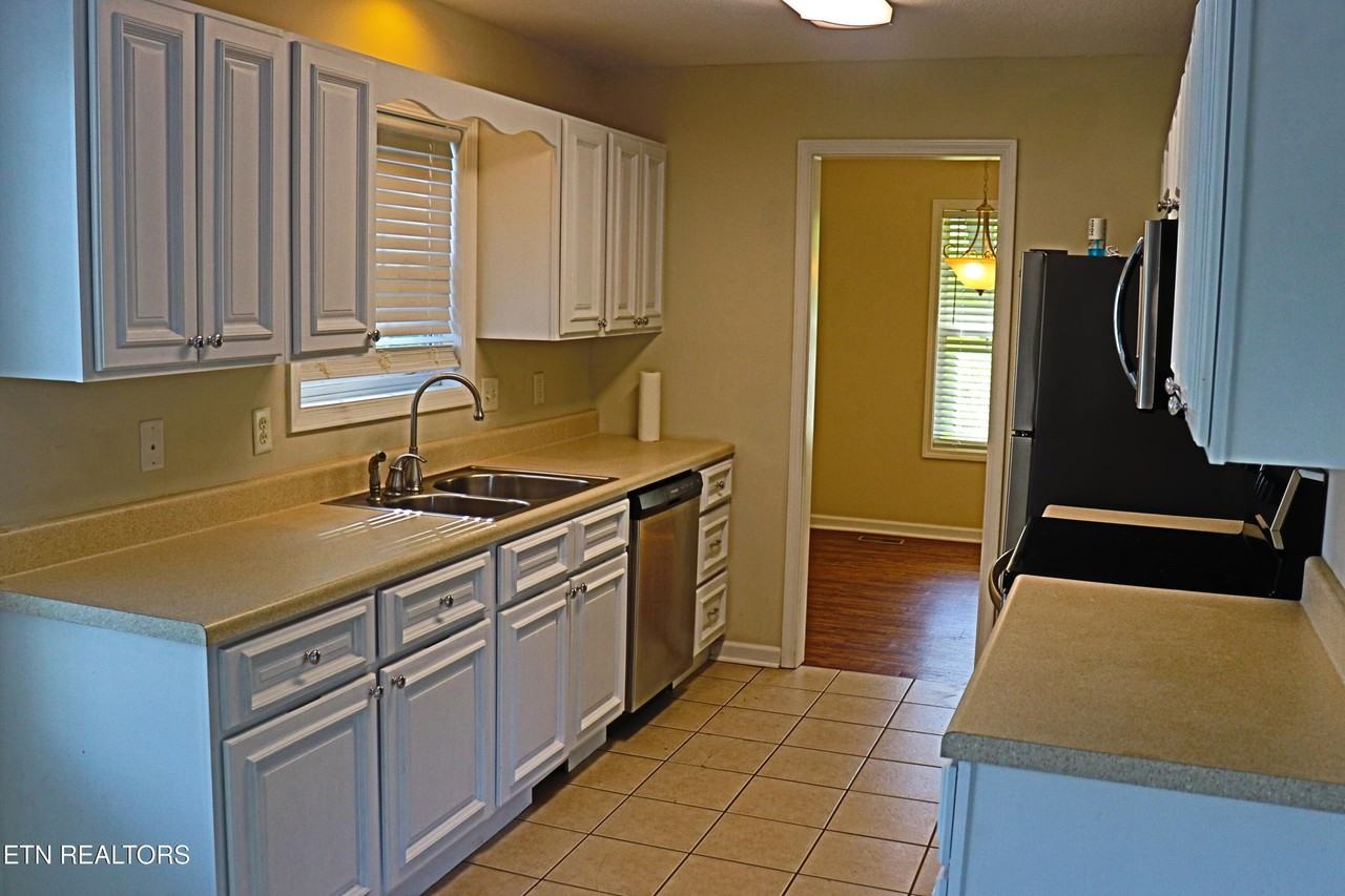 1427 Lantana Ln - Photo 5 of 26