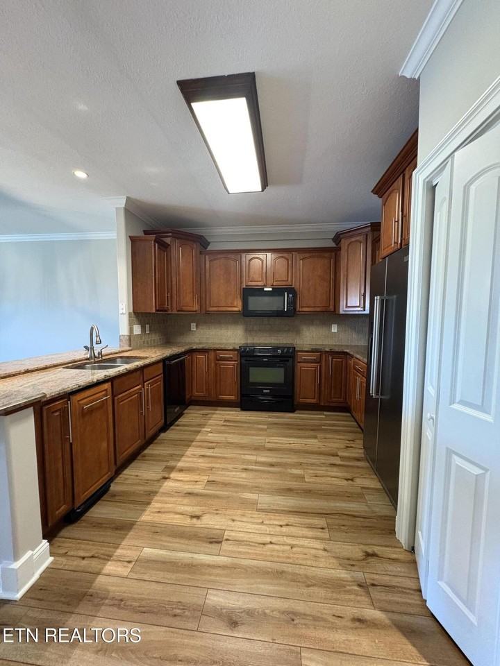 2814 Lake Pointe Dr - Photo 3 of 11