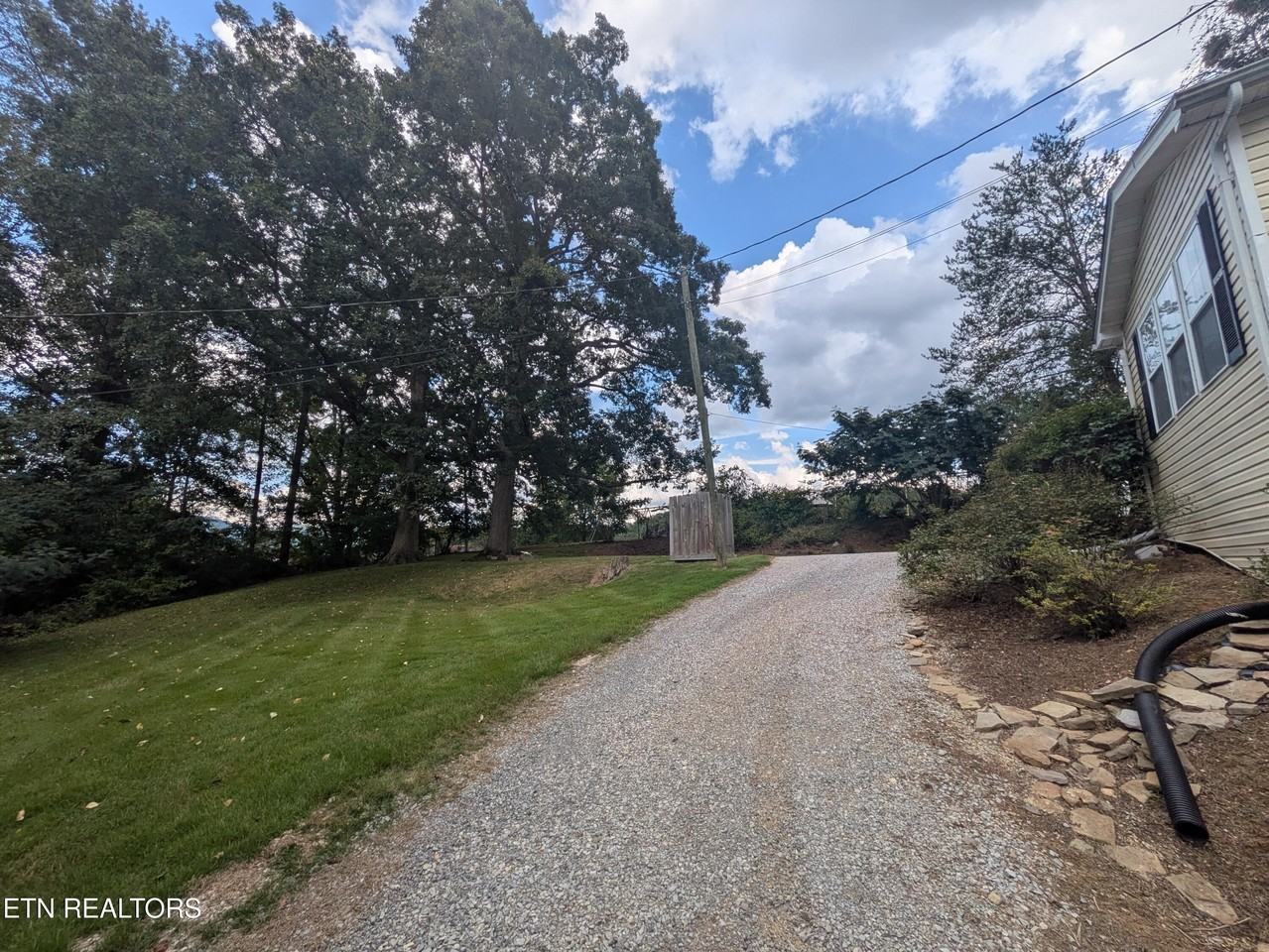 209 Mountain Ave - Photo 3 of 18