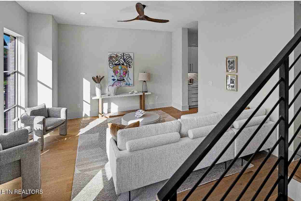 9406 Horizon Dr - Photo 3 of 22