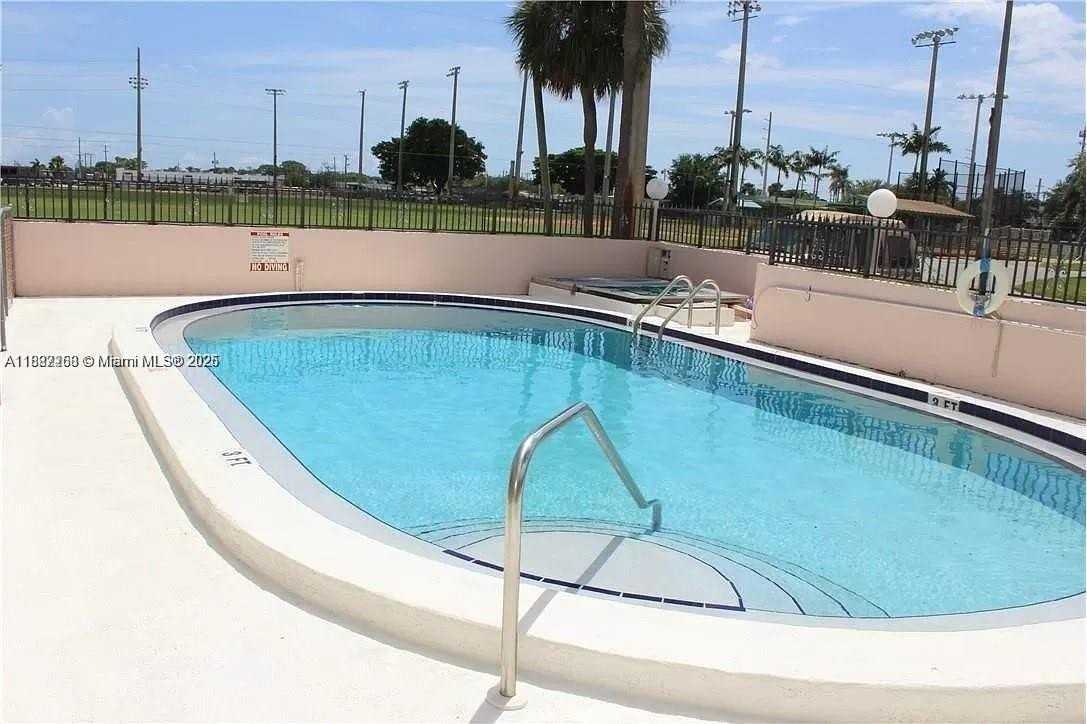 281 Ne 40th St #7 - Photo 7 of 8