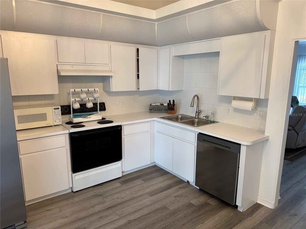 2466 Logsdon St - Photo 6 of 18