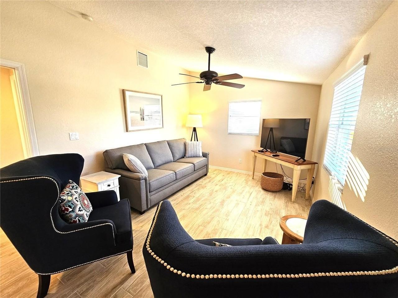 1153 Clark St - Photo 4 of 36