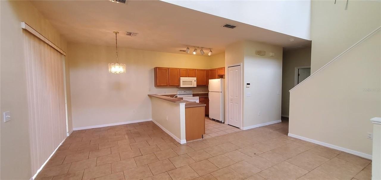 356 Monroe Cir - Photo 2 of 9