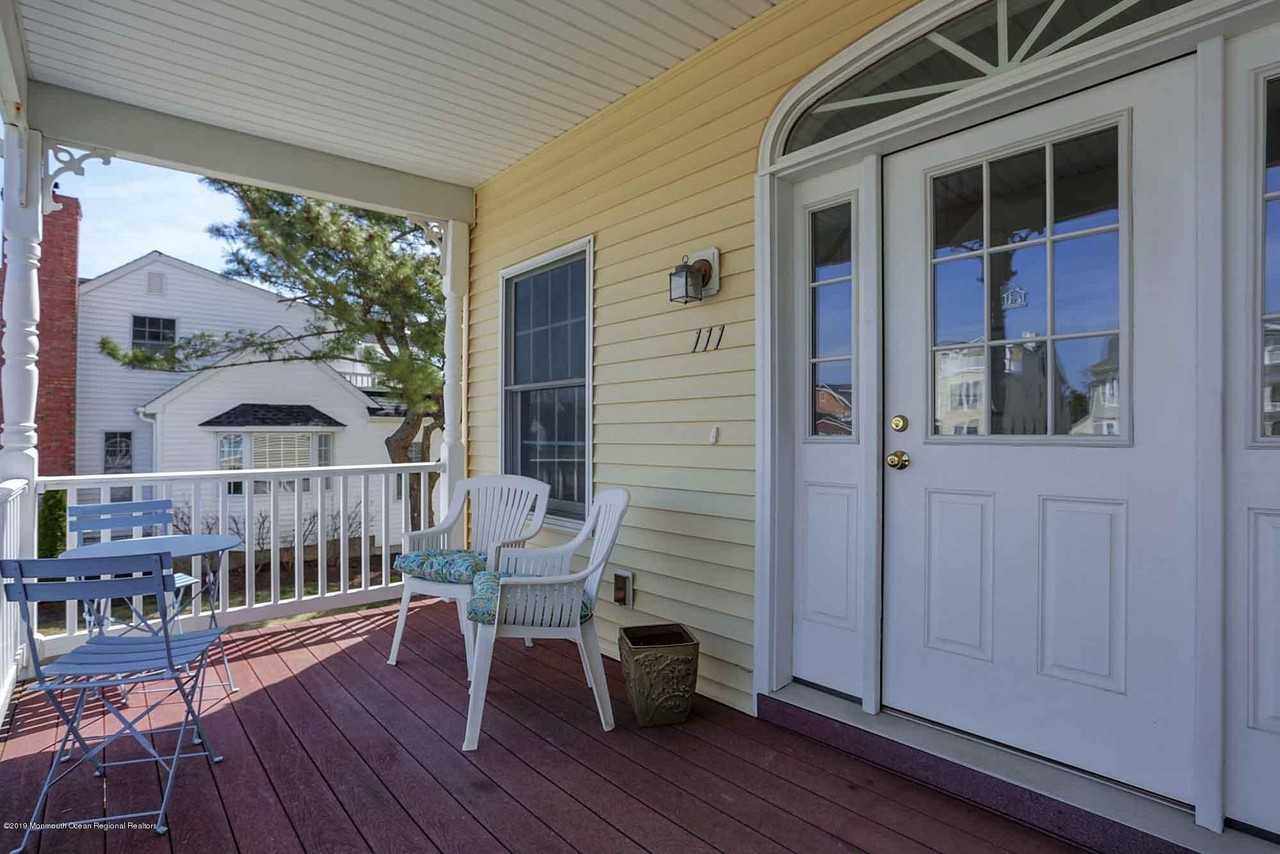 111 York Ave - Photo 5 of 33