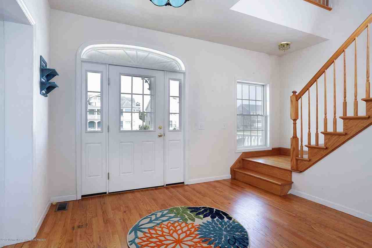 111 York Ave - Photo 6 of 33