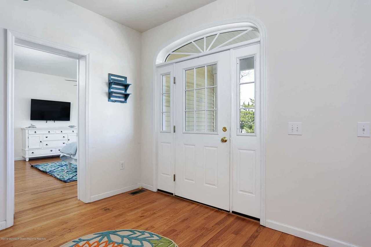 111 York Ave - Photo 7 of 33