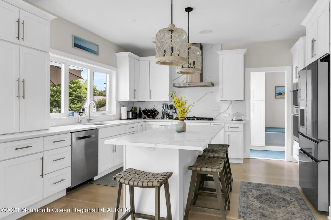 516 Club Dr - Photo 4 of 28