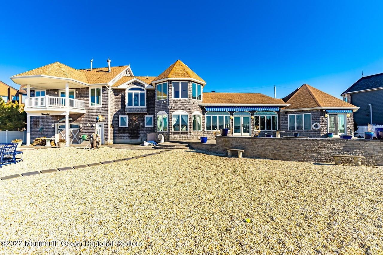 23 Harborside Drive West - Photo 4 of 50