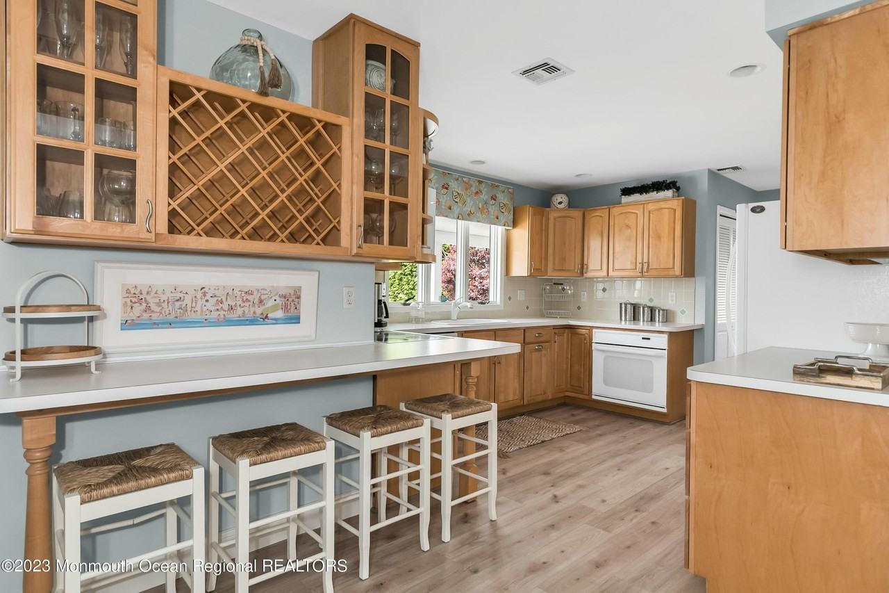 649 Main Ave - Photo 7 of 37