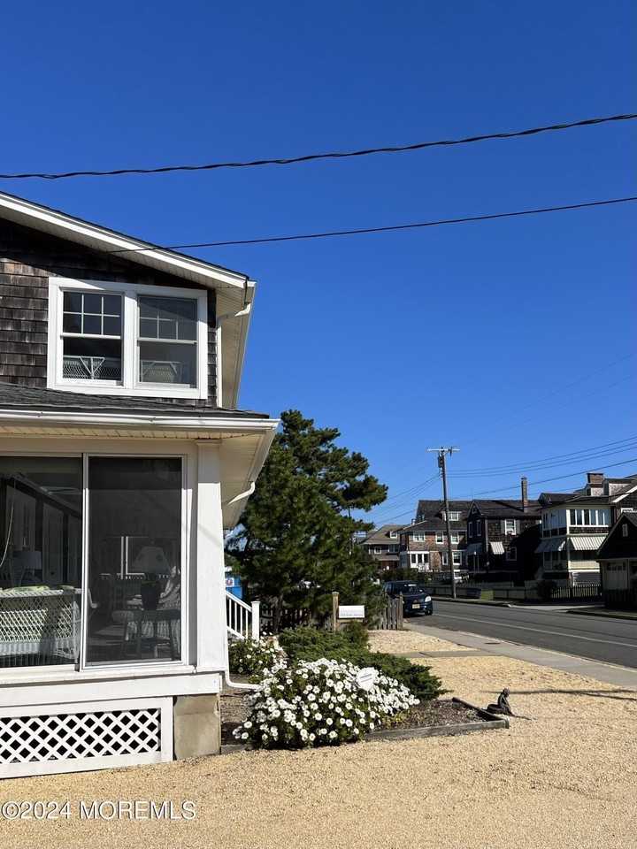 724 724 East Avenue unit: Summer - Photo 2 of 16