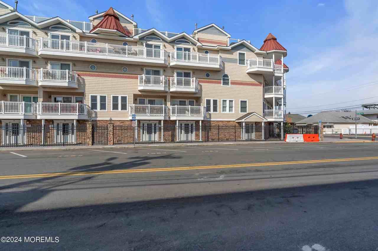 21 Blaine Ave Unit 11 #11 - Photo 7 of 50