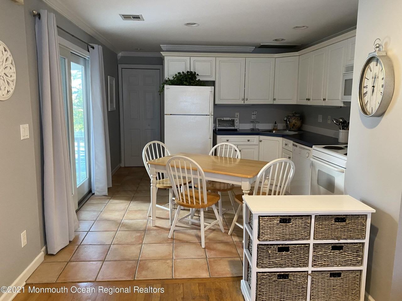 45A 45 A Mount Street unit: Weekly - Photo 2 of 6