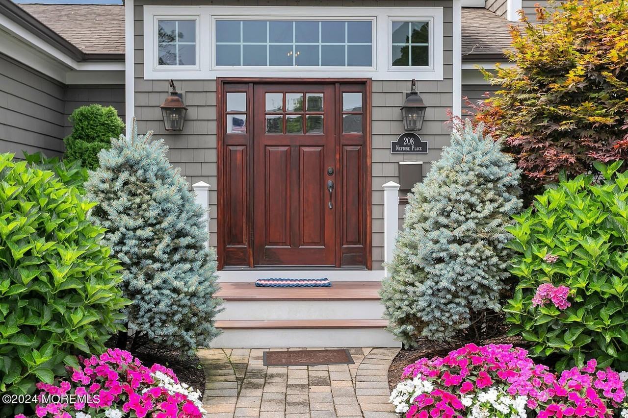 208 Neptune Pl - Photo 4 of 50