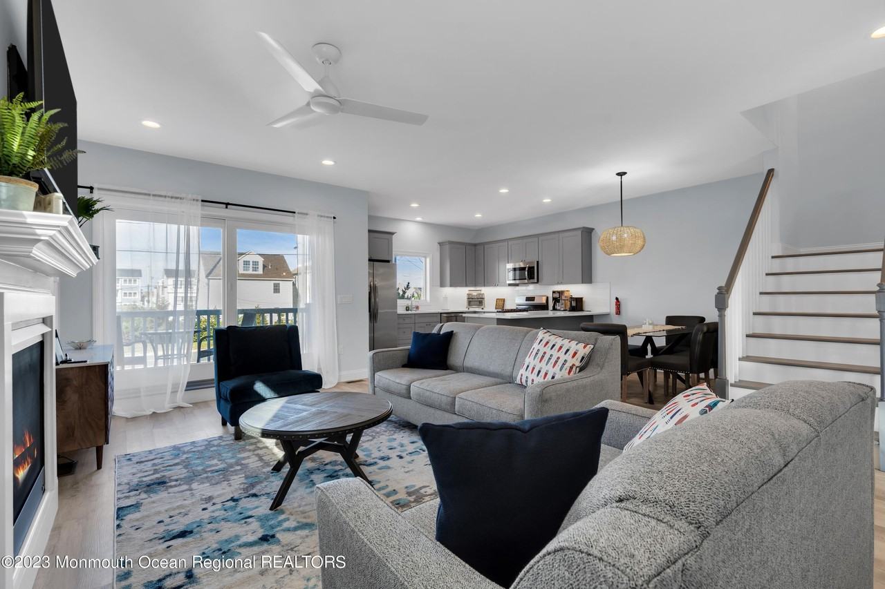 121 Dewey Dr - Photo 2 of 25