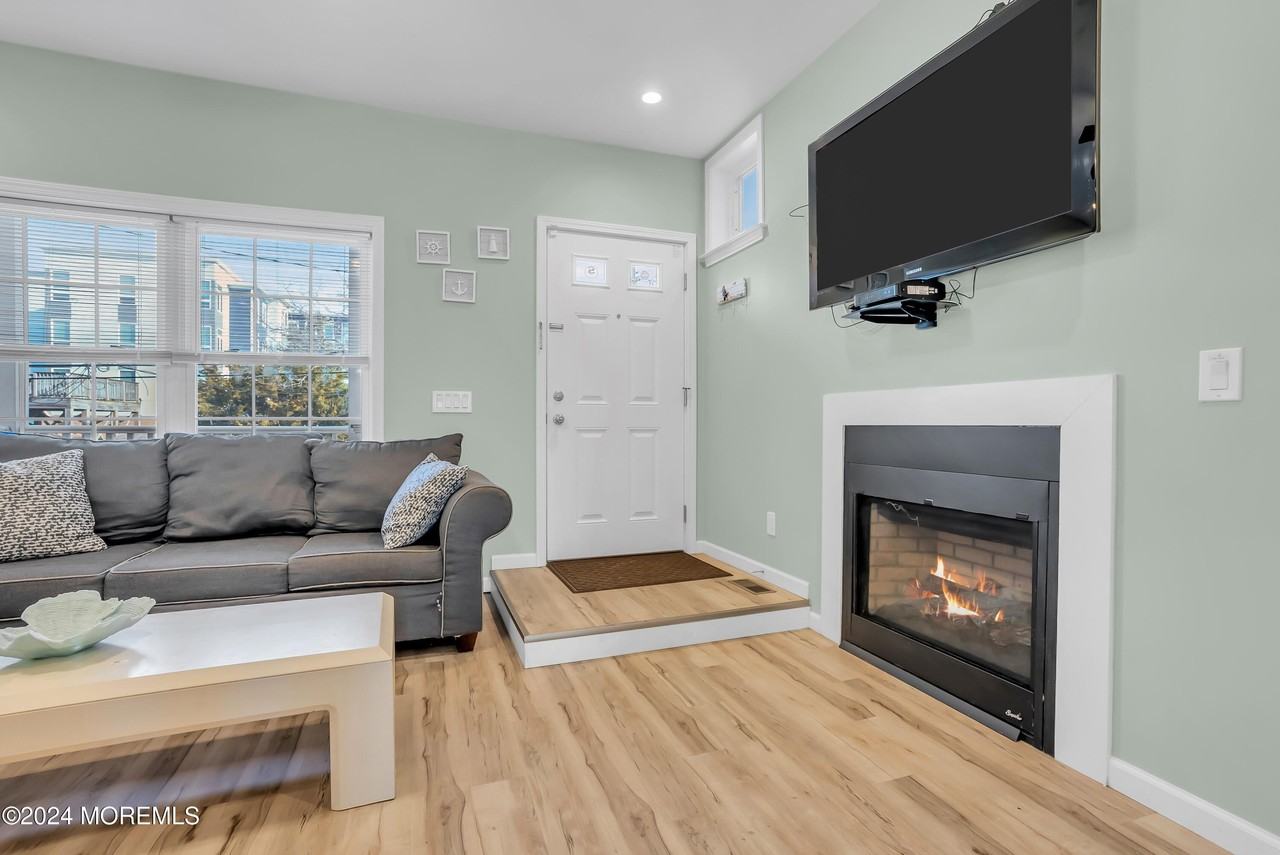 329 Franklin Ave - Photo 2 of 31