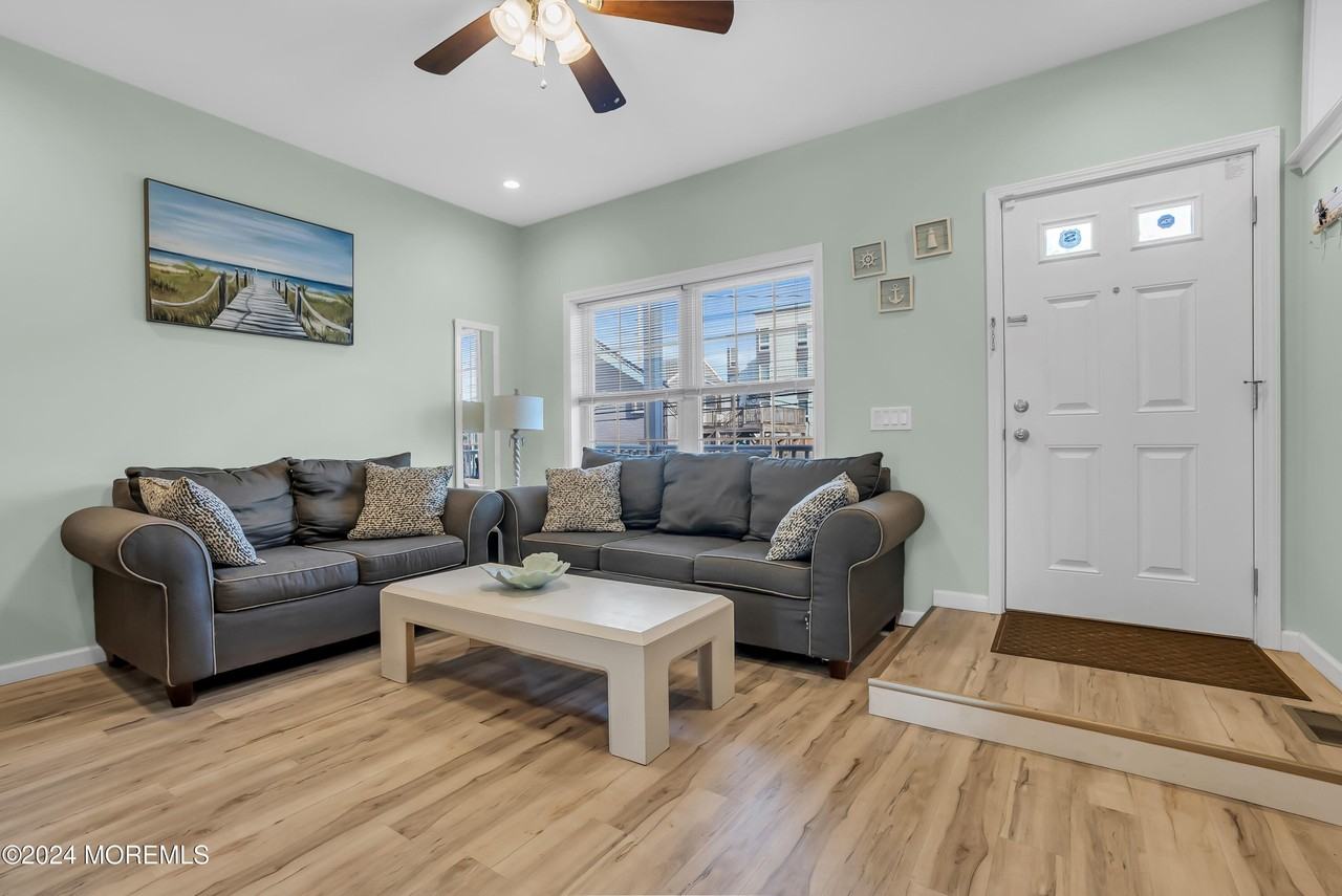 329 Franklin Ave - Photo 3 of 31