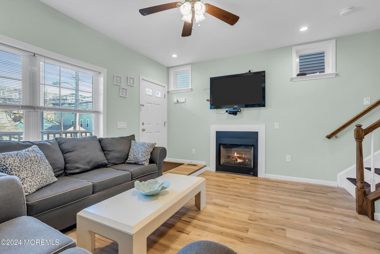 329 Franklin Ave - Photo 4 of 31