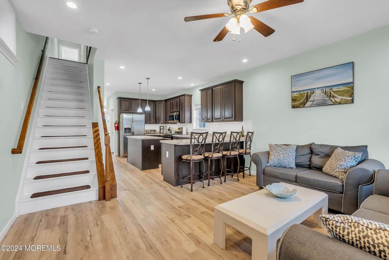 329 Franklin Ave - Photo 5 of 31