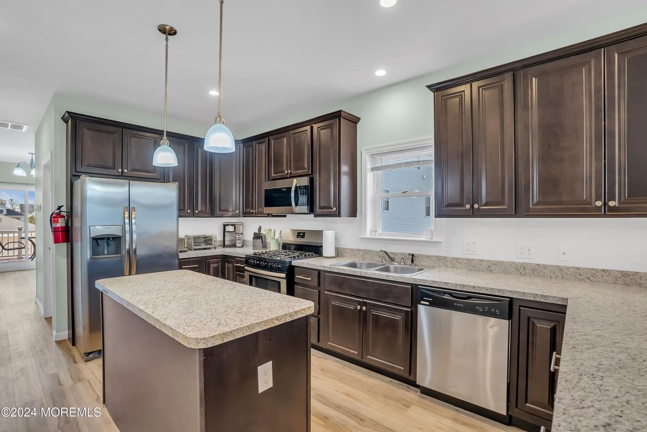 329 Franklin Ave - Photo 7 of 31