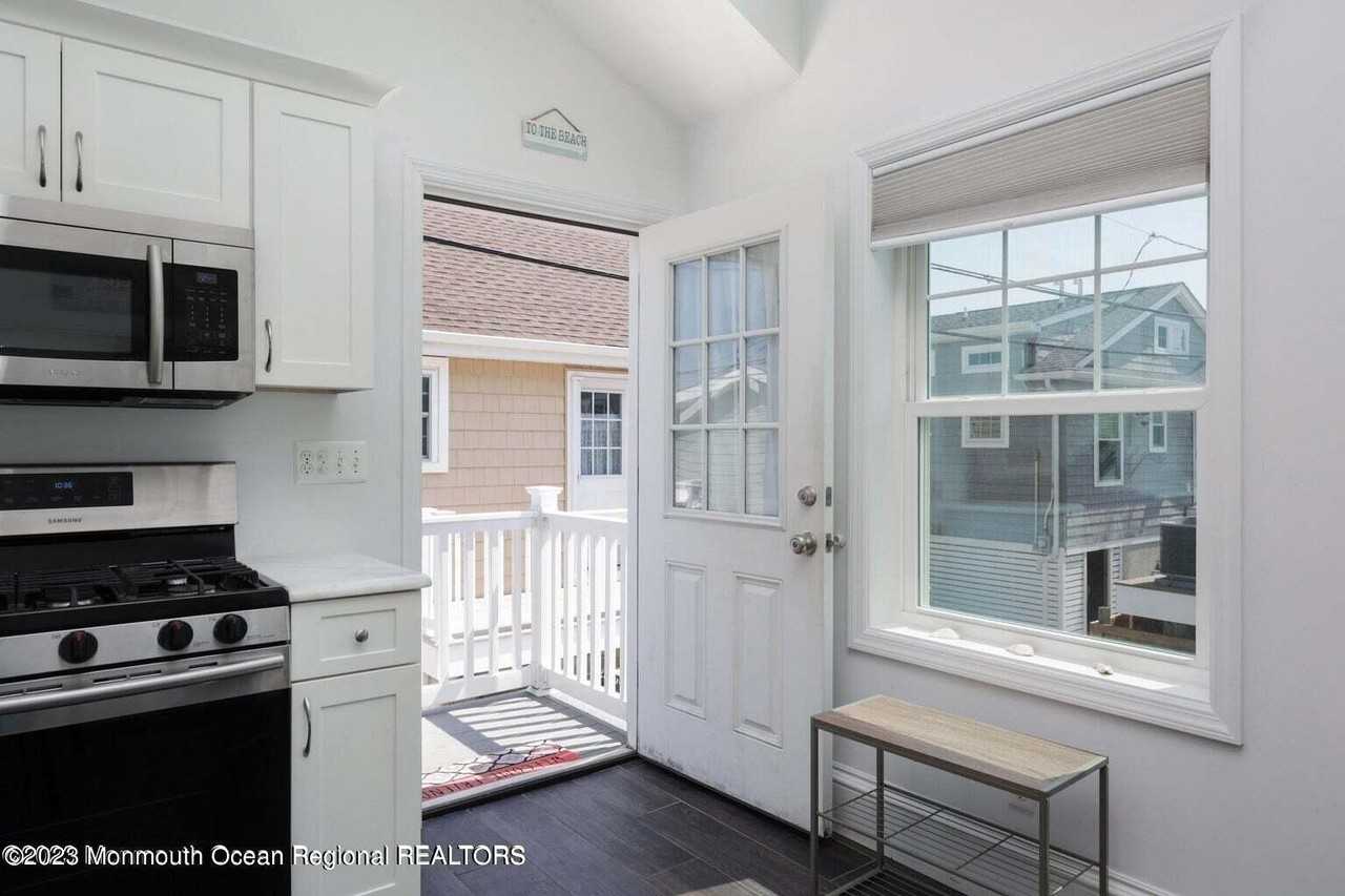 118 W Tide Way - Photo 3 of 14