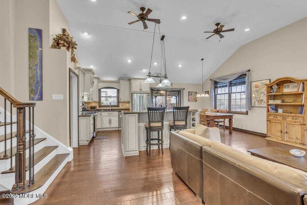 607 Wildwood Rd - Photo 4 of 43