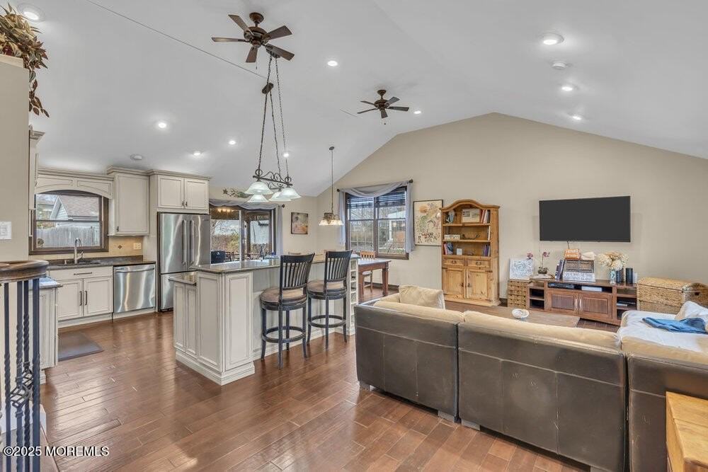 607 Wildwood Rd - Photo 5 of 43