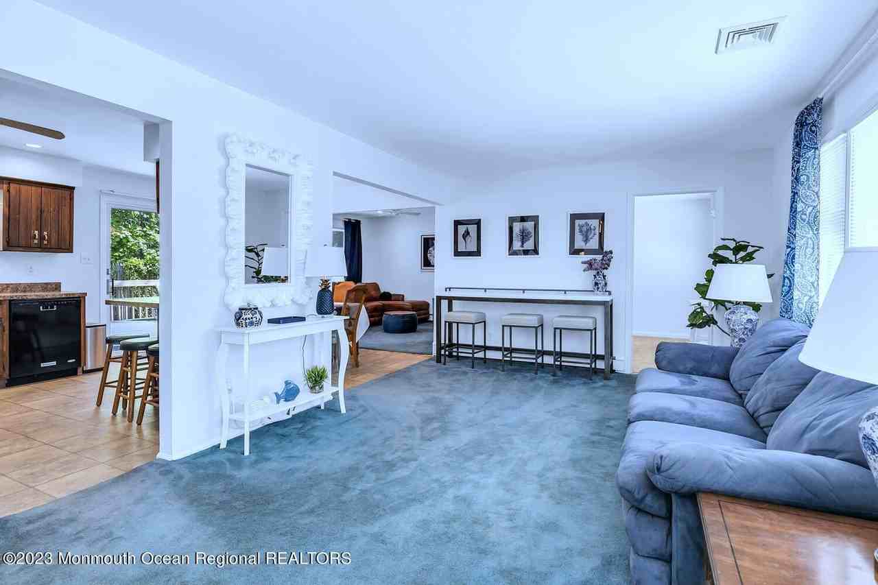 1812 Beverly Ave - Photo 2 of 18