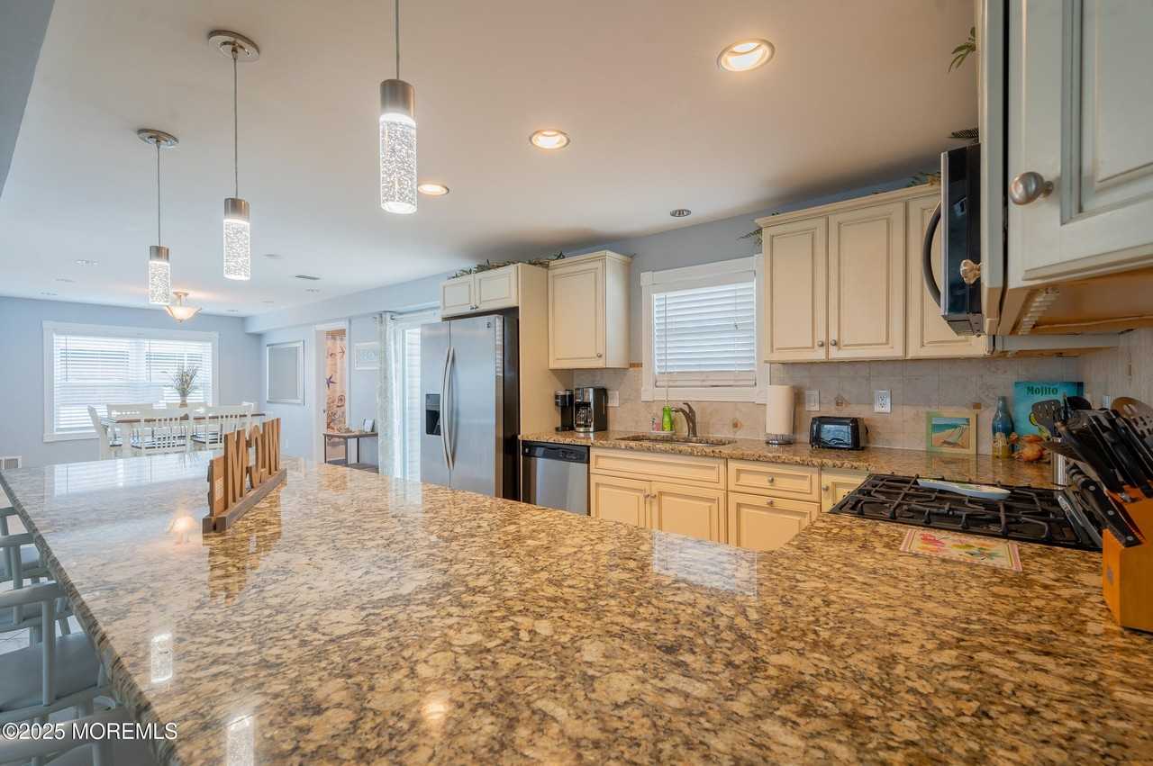 101 7th Ave - Photo 7 of 40