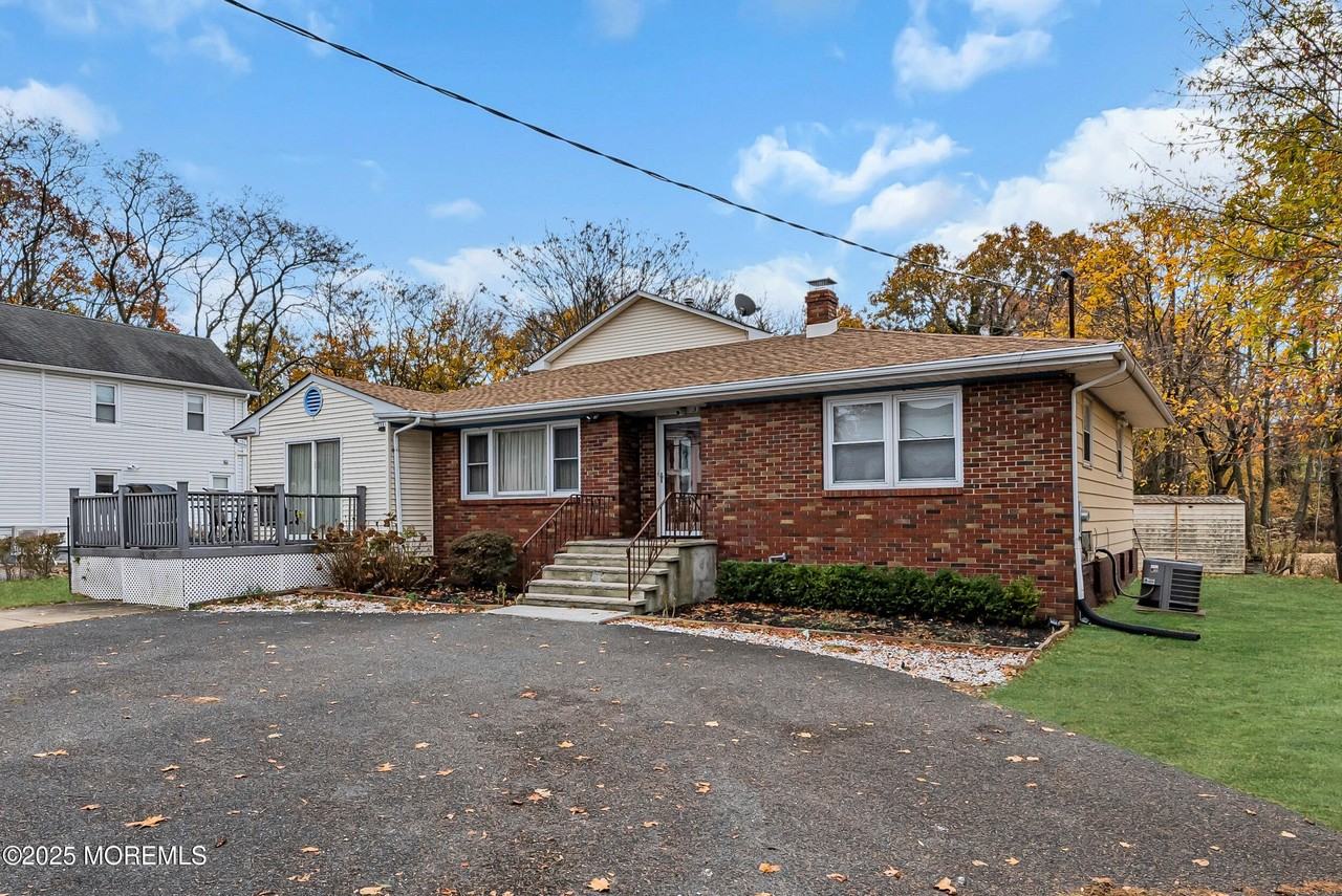 320 Roosevelt Ave - Photo 3 of 50