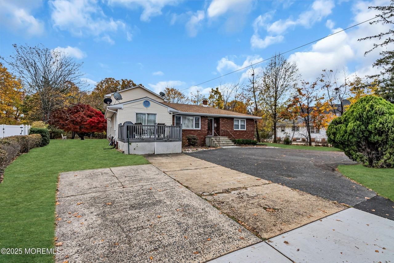 320 Roosevelt Ave - Photo 4 of 50