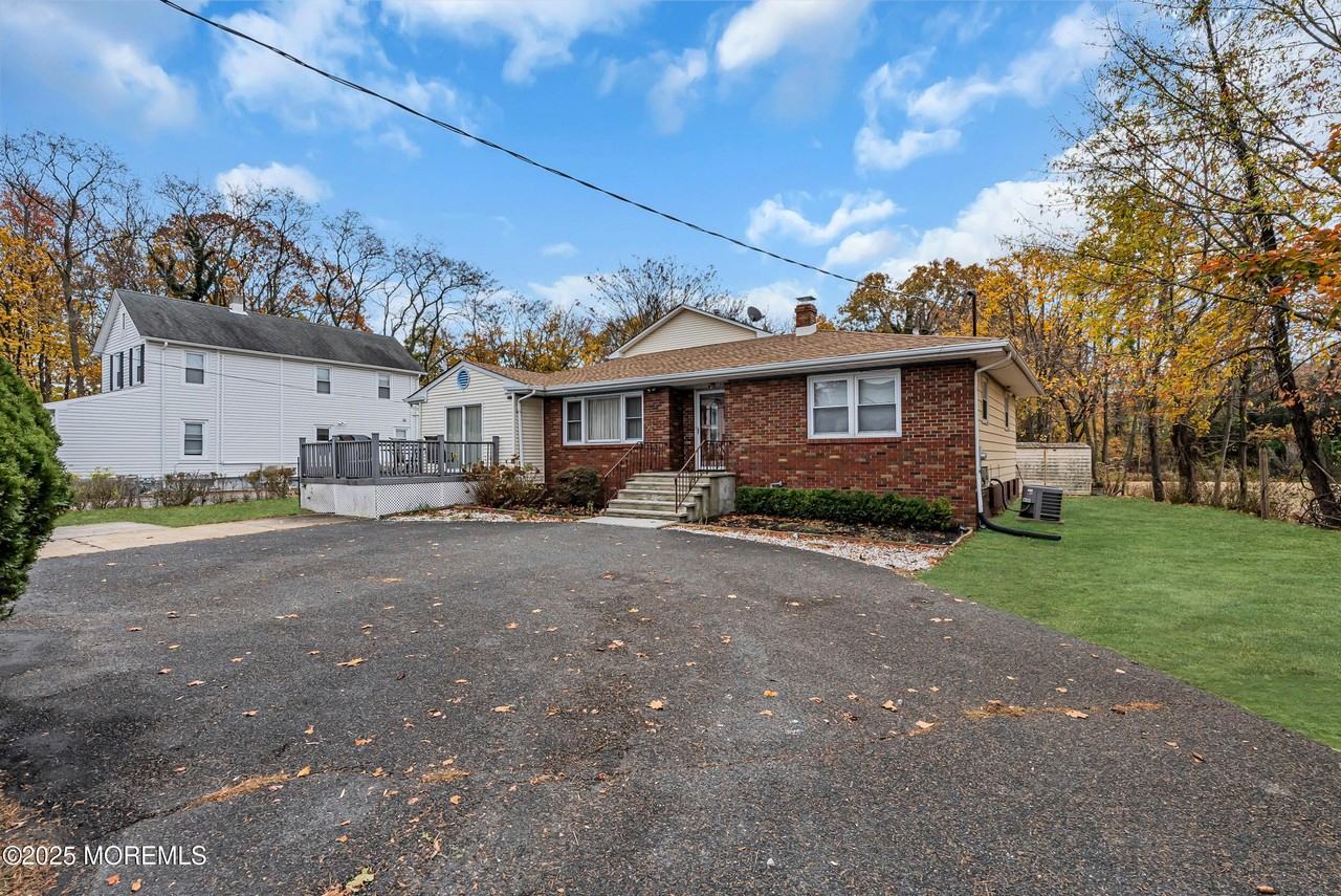 320 Roosevelt Ave - Photo 6 of 50