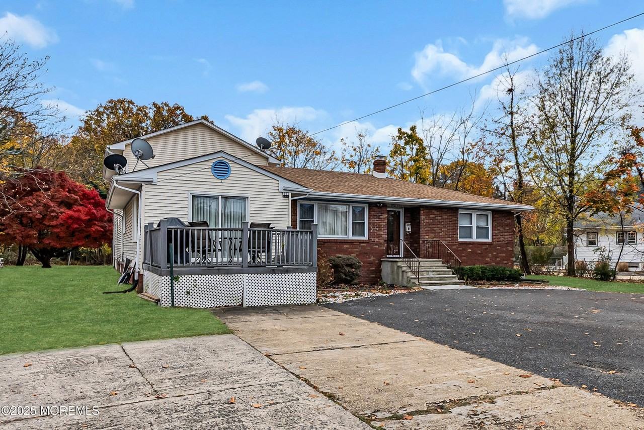 320 Roosevelt Ave - Photo 7 of 50