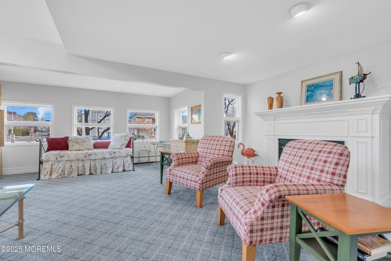 124 Neptune Pl - Photo 4 of 50