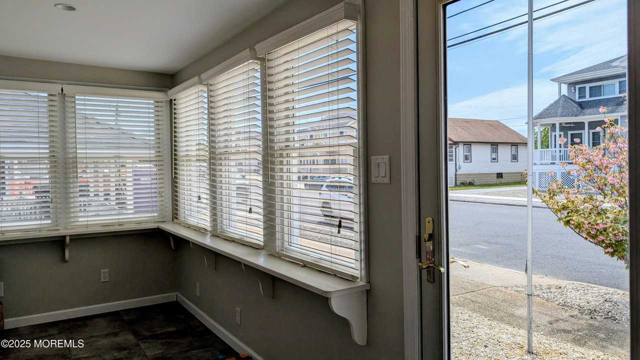 107 Bond Ave - Photo 2 of 21