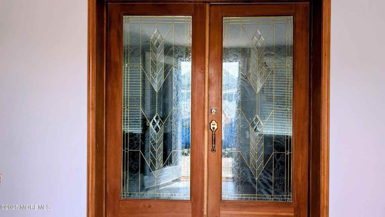 107 Bond Ave - Photo 3 of 21