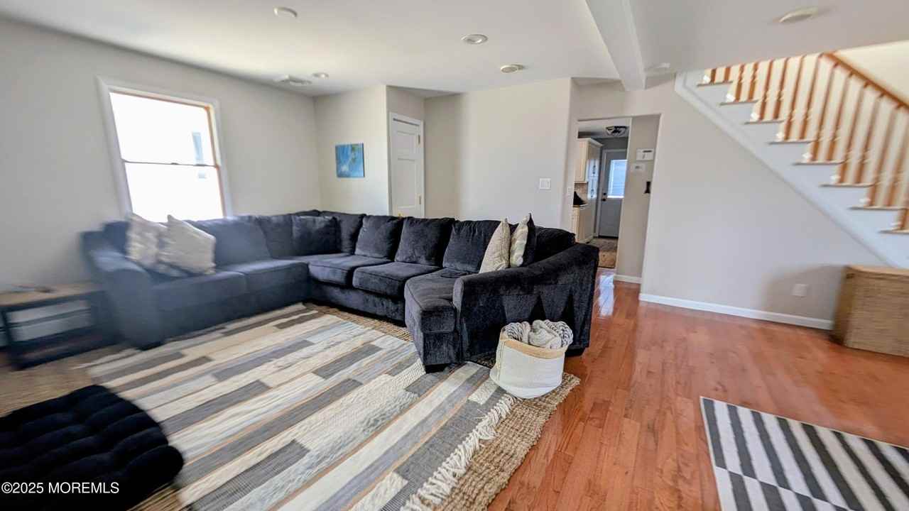 107 Bond Ave - Photo 4 of 21