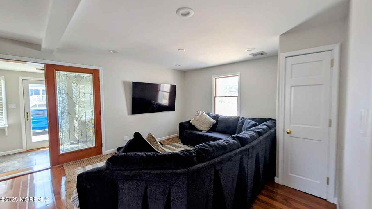 107 Bond Ave - Photo 5 of 21