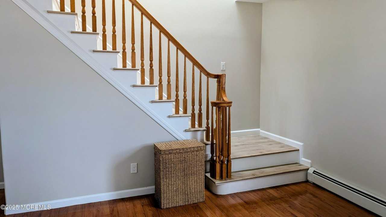 107 Bond Ave - Photo 7 of 21