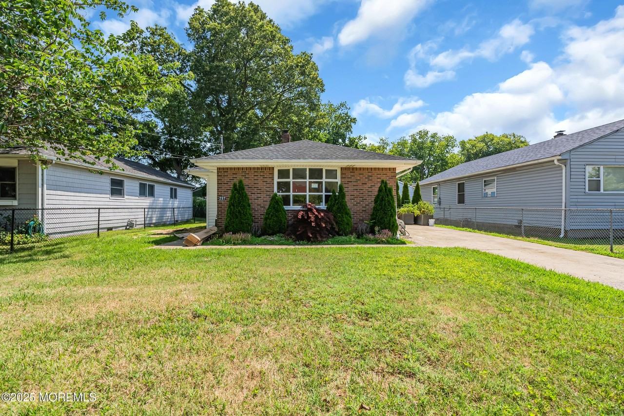 297 Hearn Ave - Photo 6 of 32