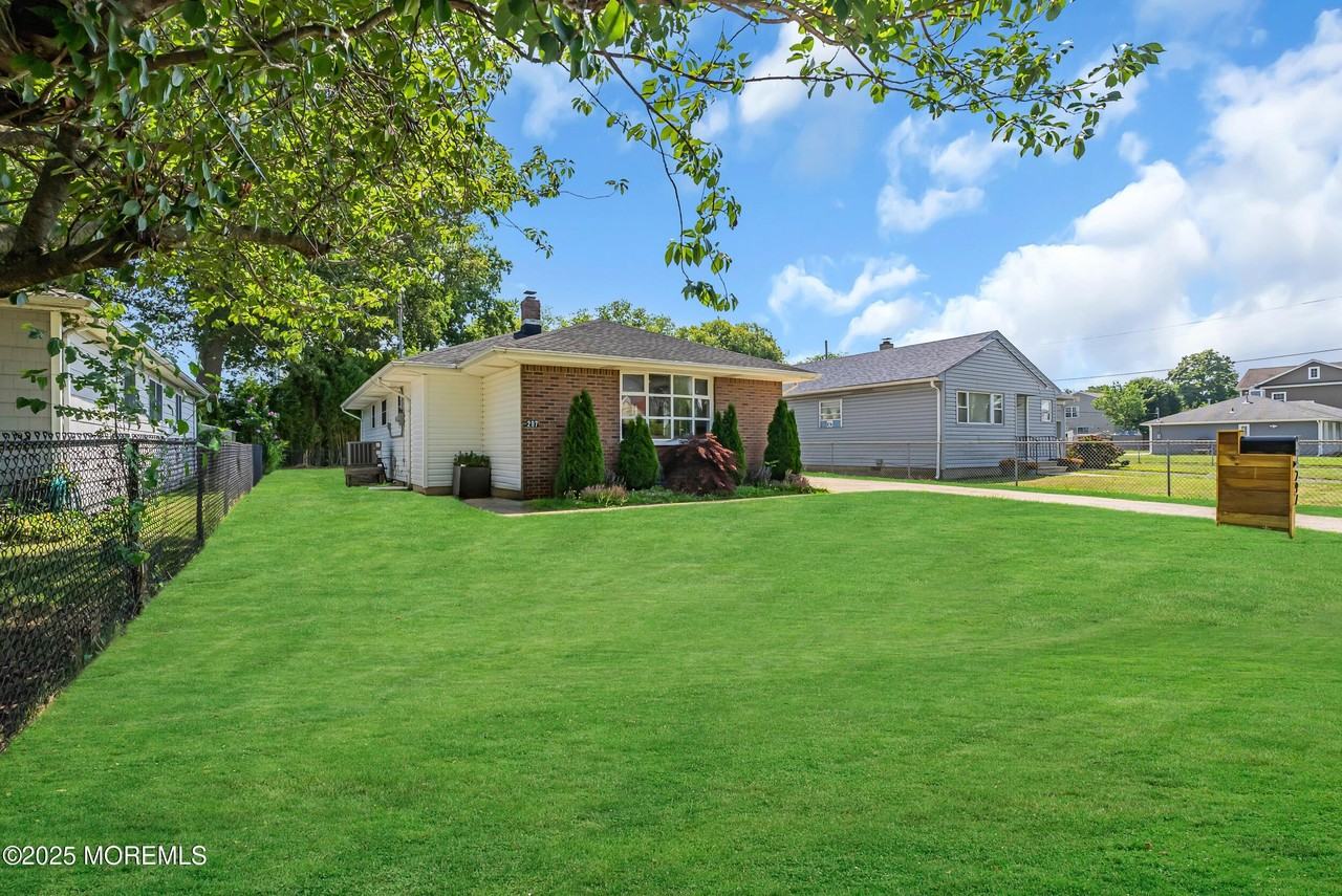 297 Hearn Ave - Photo 7 of 32