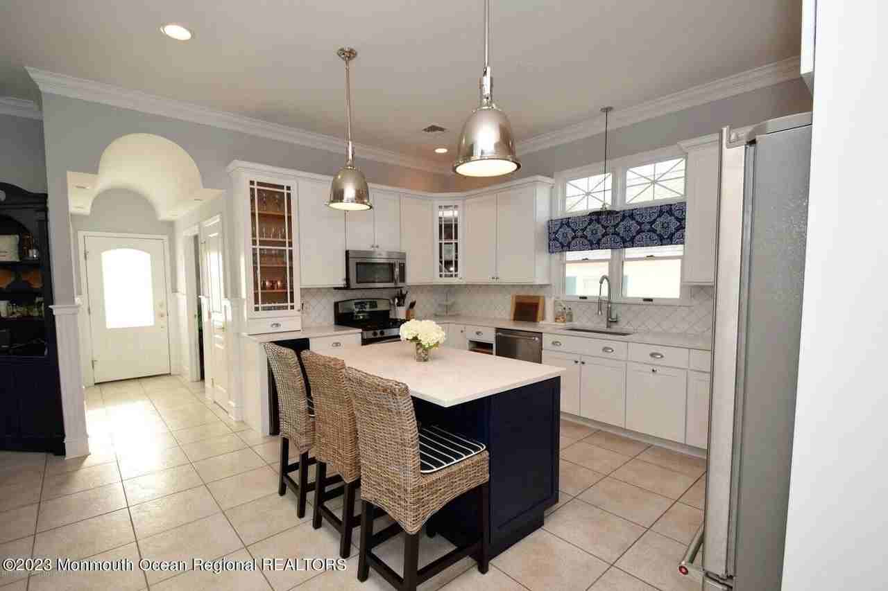 563 Whiting Ave - Photo 2 of 29