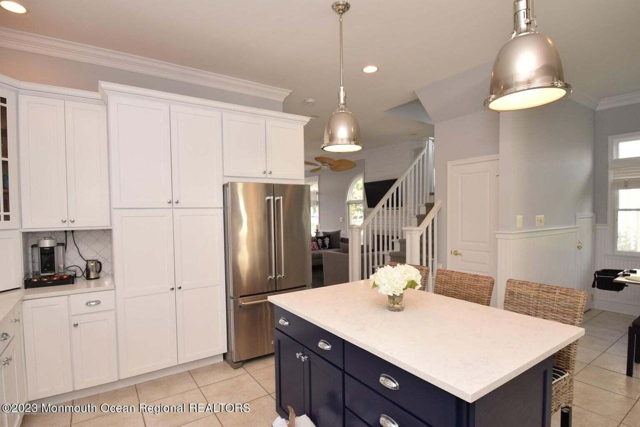 563 Whiting Ave - Photo 3 of 29