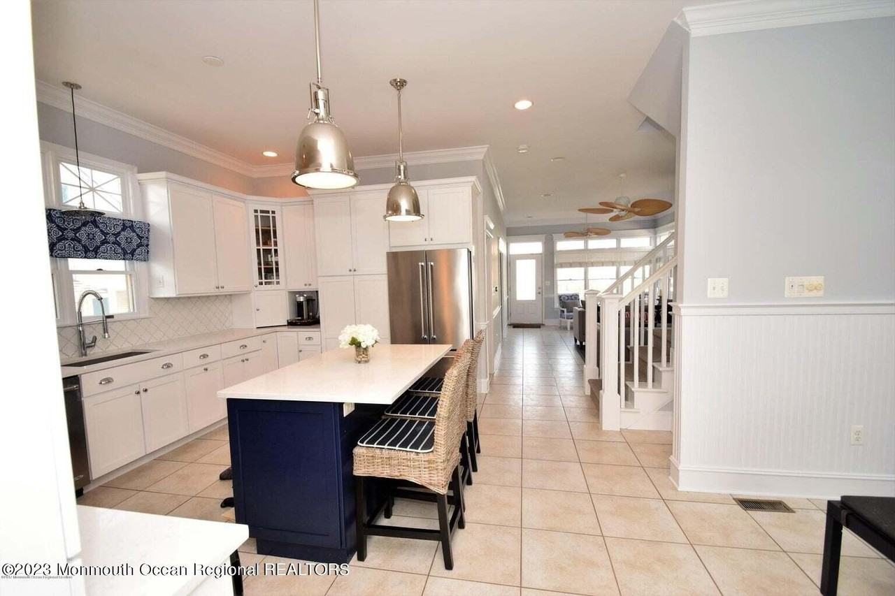 563 Whiting Ave - Photo 4 of 29